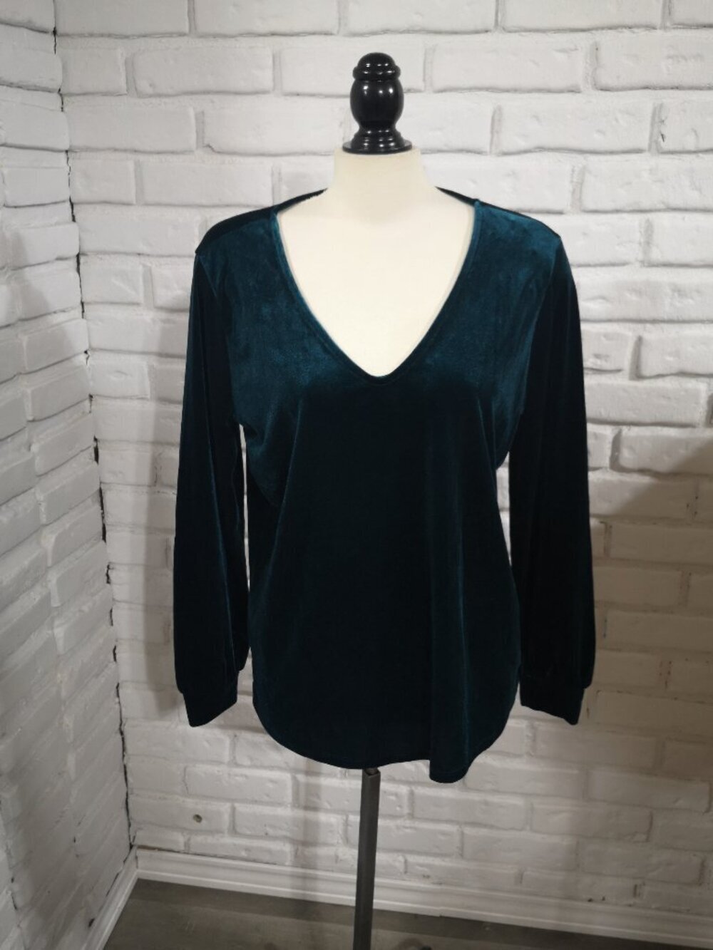 Cleo Ladies Size Large Velvet Teal Green V-neck Long Sleeves Top
